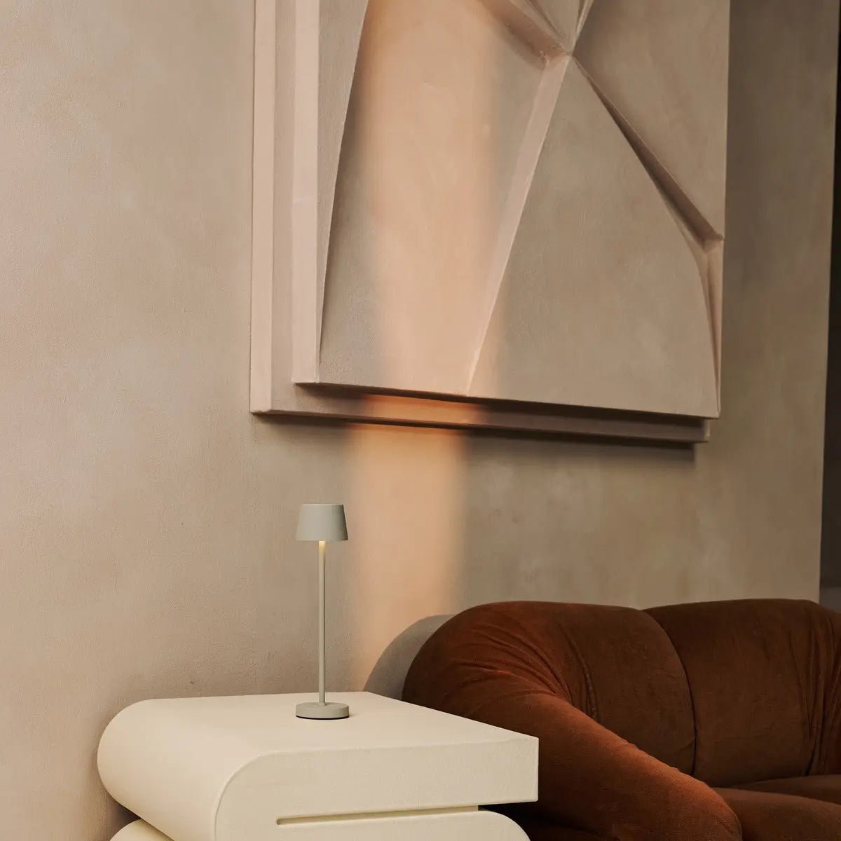 Vondel Mini Shadow Gray Oplaadbare en draadloze lamp perfect voor horeca -industrie - draadloos oplaadbaar via laadstation Tavellio - Amsterdam