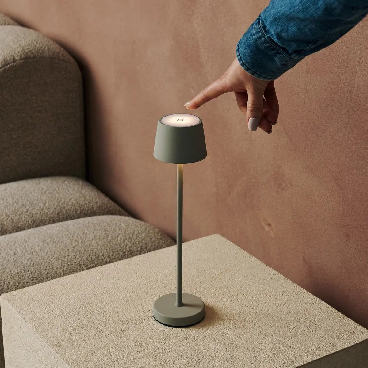 Vondel Mini Shadow Gray Oplaadbare en draadloze lamp perfect voor horeca -industrie - draadloos oplaadbaar via laadstation Tavellio - Amsterdam