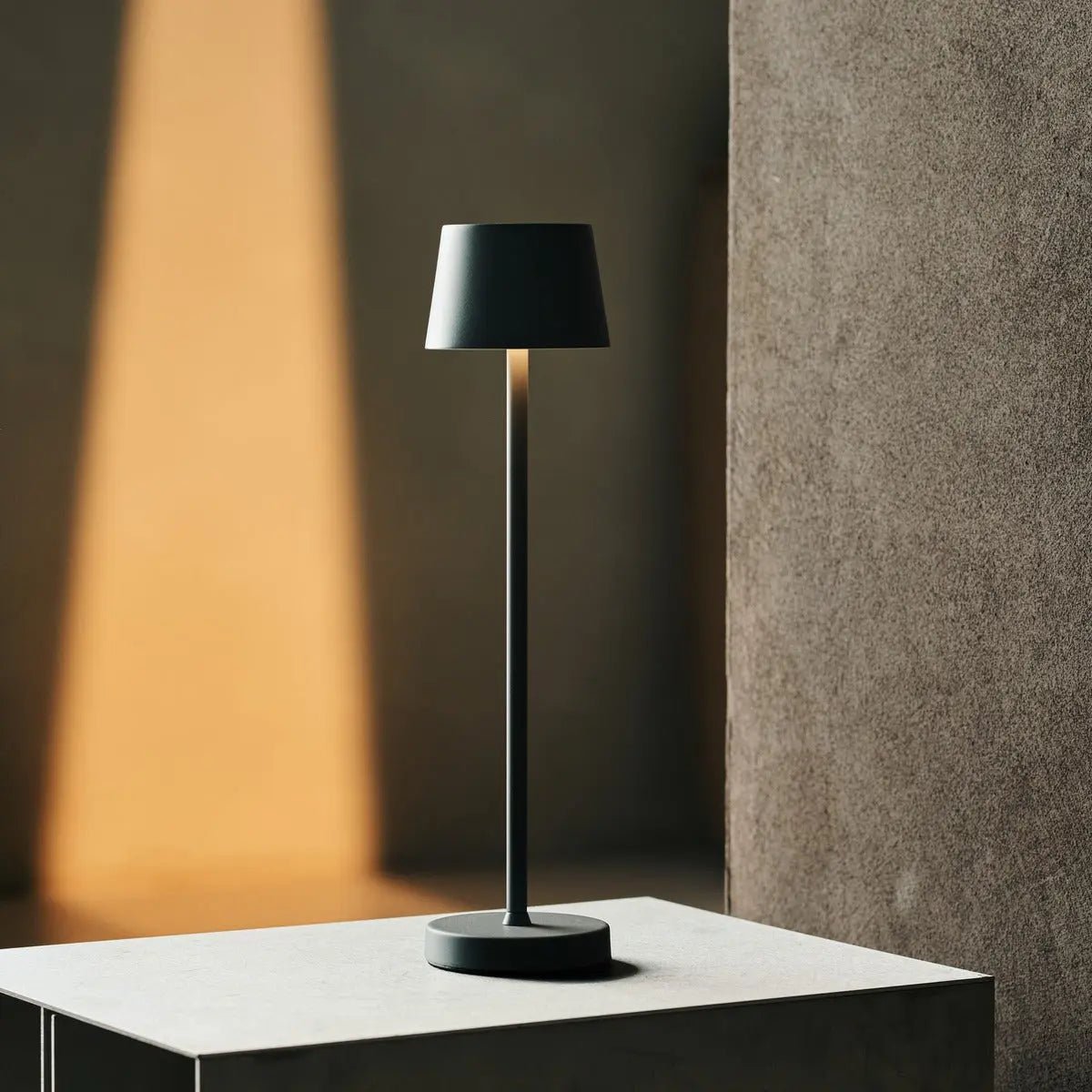 Vondel Mini Stone Gray Oplaadbare en draadloze lamp perfect voor horeca -industrie - draadloos oplaadbaar via laadstation Tavellio - Amsterdam