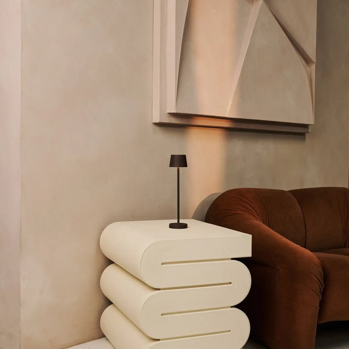 Vondel Mocha Brown oplaadbare en draadloze lamp perfect voor horeca -industrie - draadloos oplaadbaar via laadstation Tavellio - Amsterdam