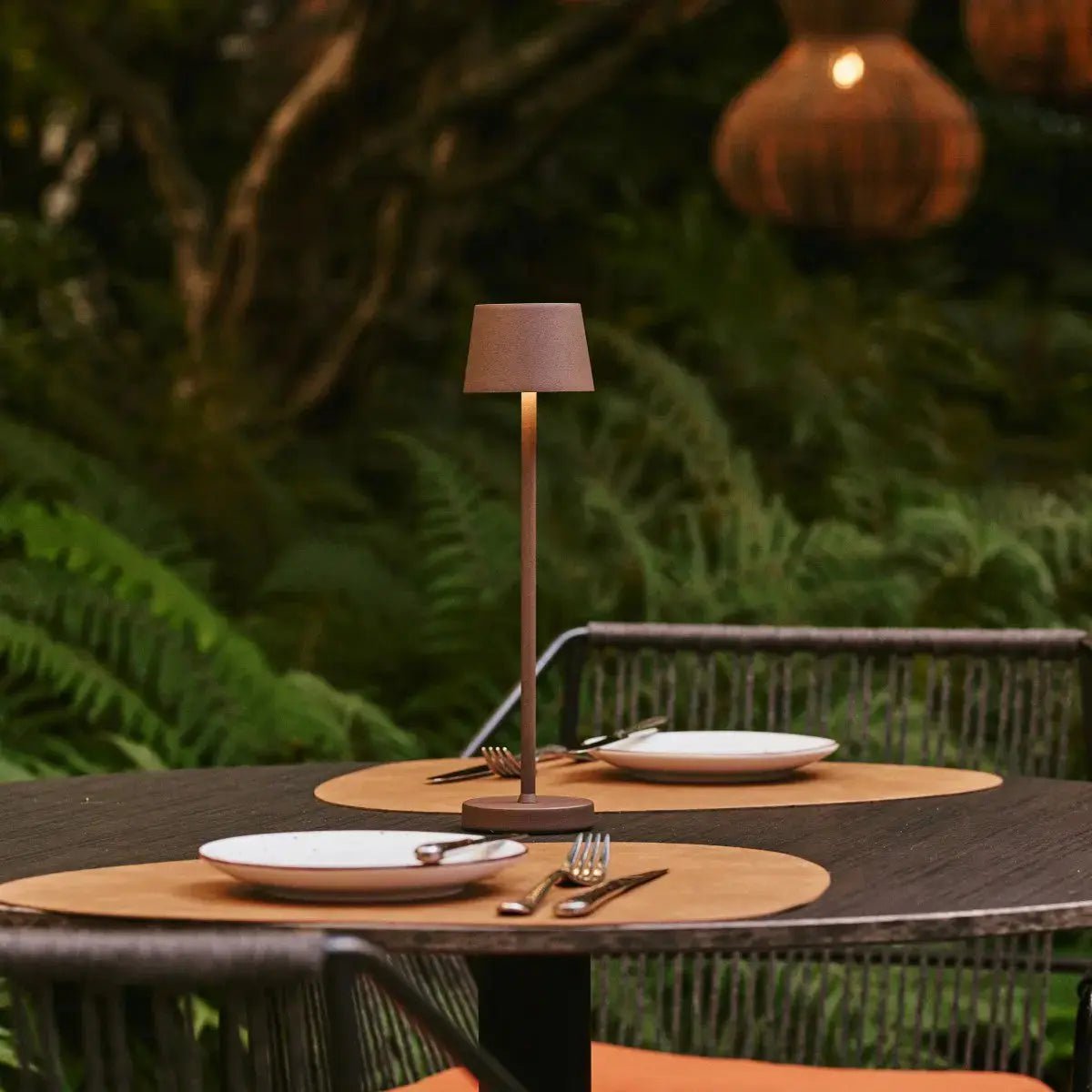 Vondel Mocha Brown oplaadbare en draadloze lamp perfect voor horeca -industrie - draadloos oplaadbaar via laadstation Tavellio - Amsterdam
