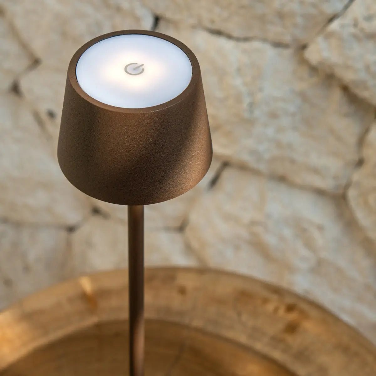 Vondel Mocha Brown oplaadbare en draadloze lamp perfect voor horeca -industrie - draadloos oplaadbaar via laadstation Tavellio - Amsterdam