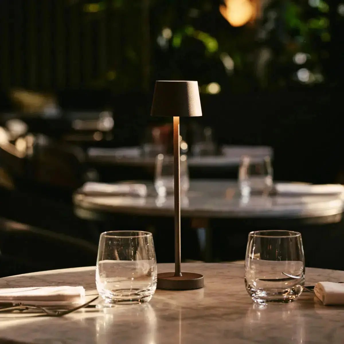 Vondel Mocha Brown oplaadbare en draadloze lamp perfect voor horeca -industrie - draadloos oplaadbaar via laadstation Tavellio - Amsterdam