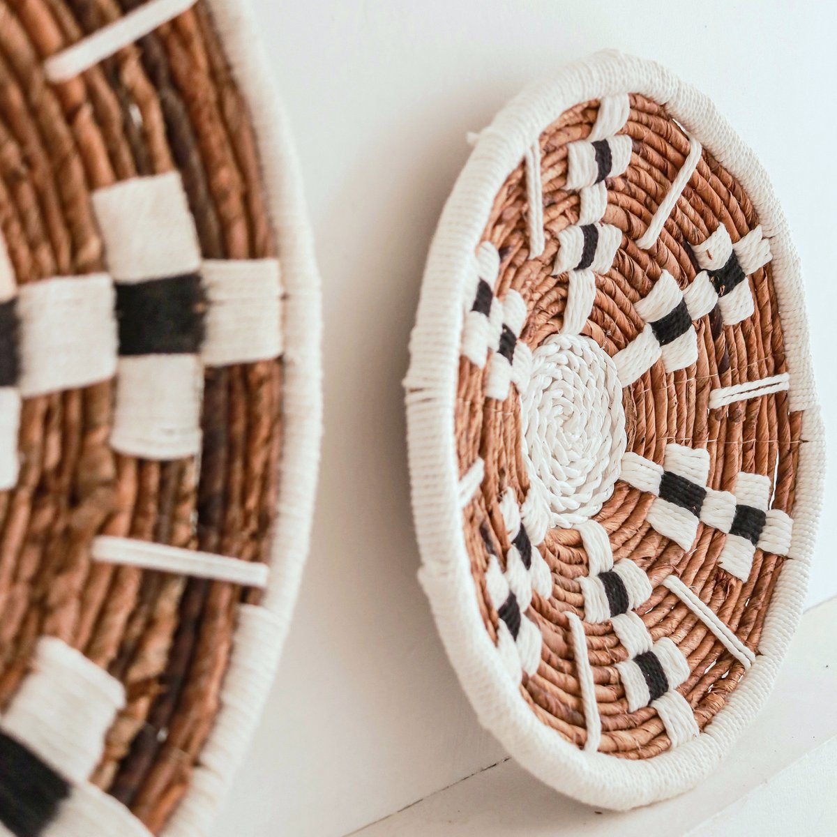 Wanddecoratie Ronde Boho Muurmand of Platte Kom TAMAN gemaakt van Bananenvezel (2 maten) Soeji