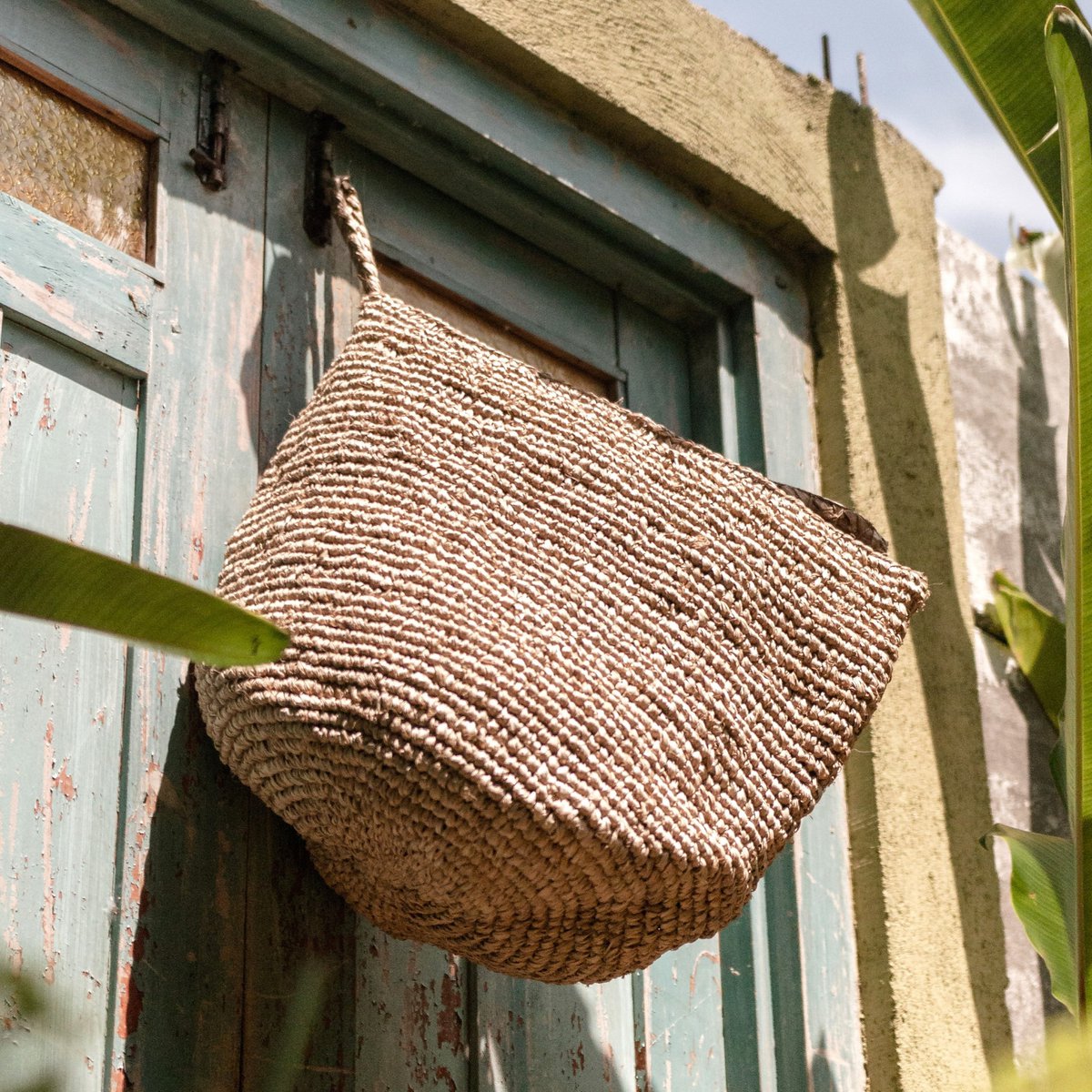 Wandmand UTARA Hangende opbergmand gemaakt van Raffia Soeji