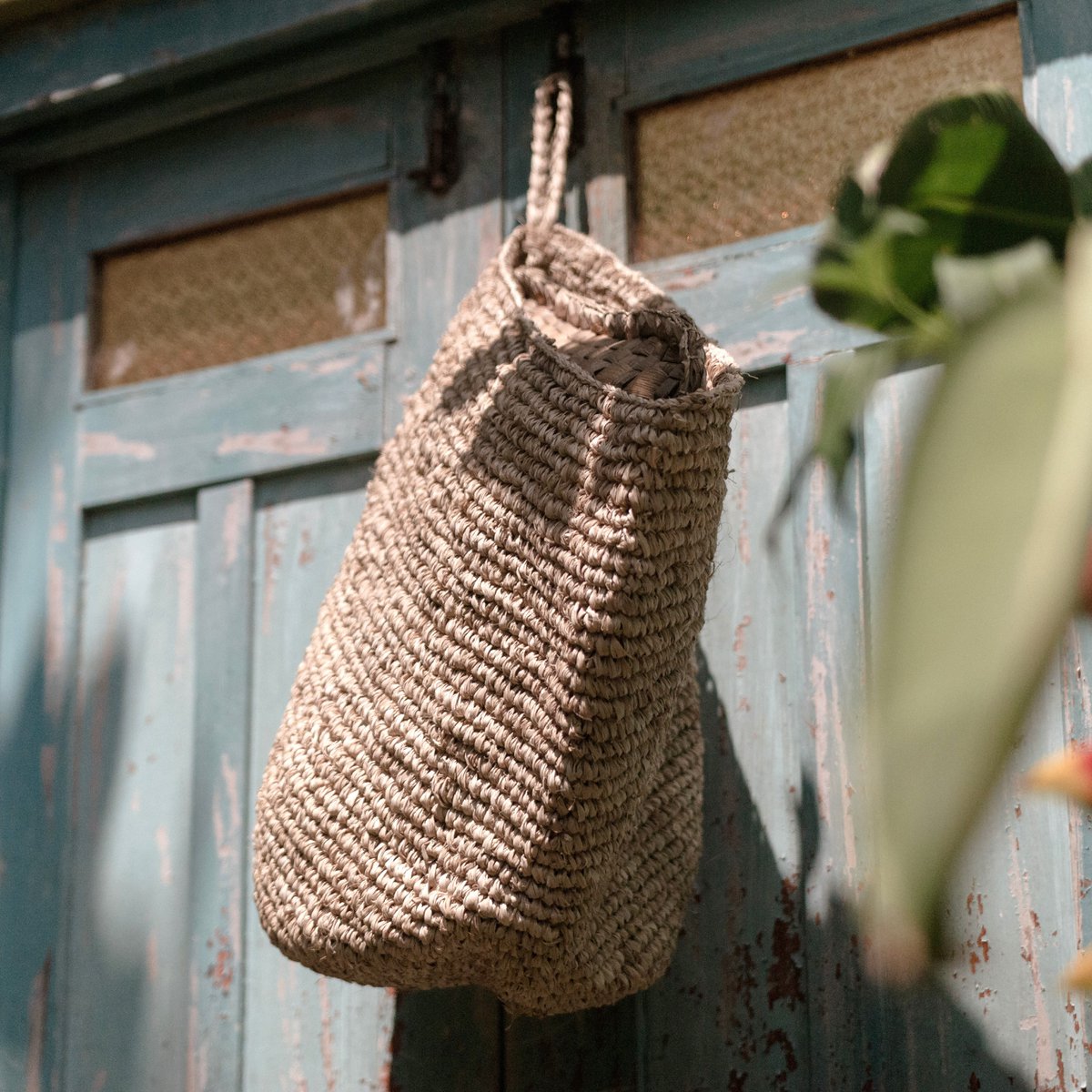 Wandmand UTARA Hangende opbergmand gemaakt van Raffia Soeji