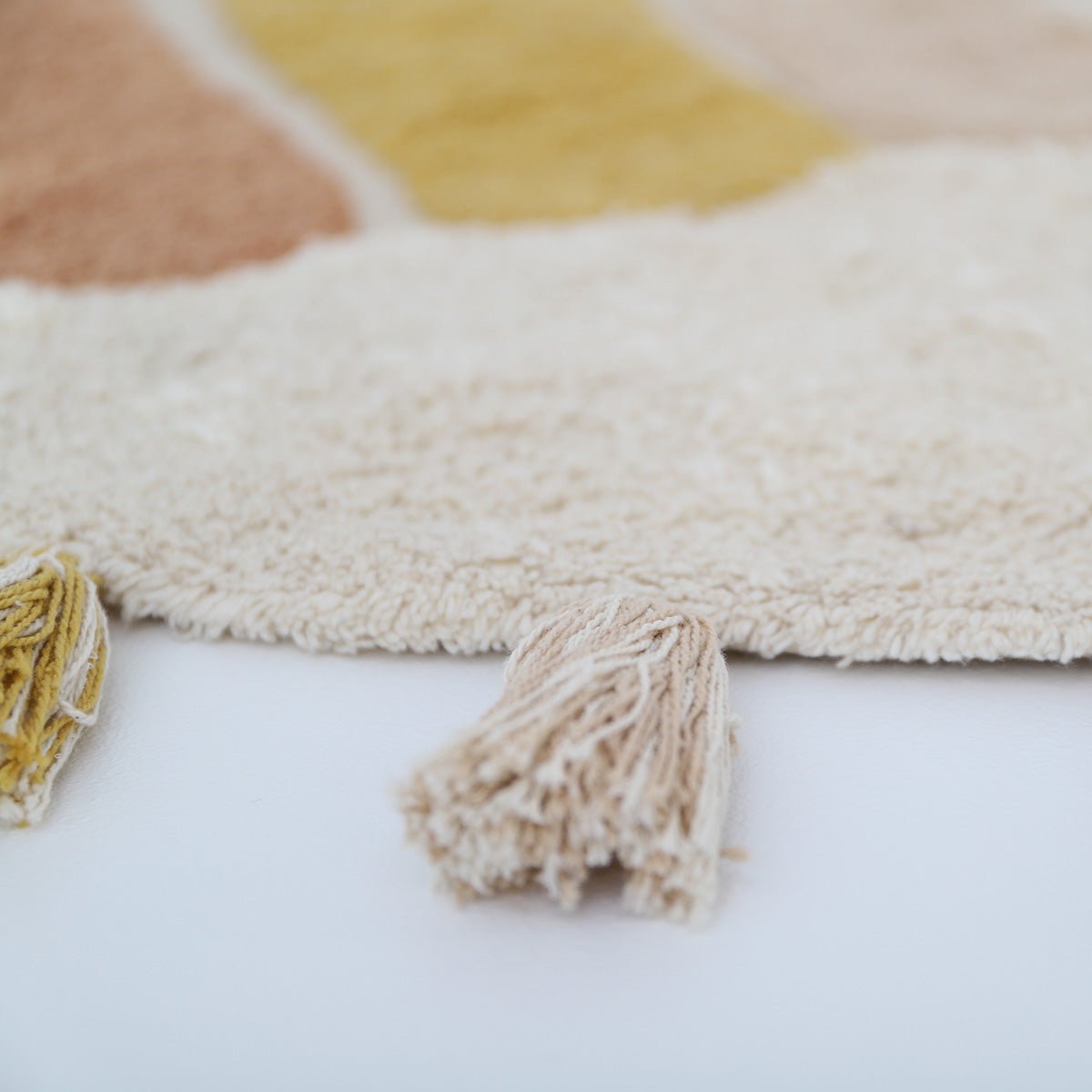 Wasbaar katoenen kindervloerkleed in regenboogkleuren met RAINBOW TOFFEE pompons Nattiot