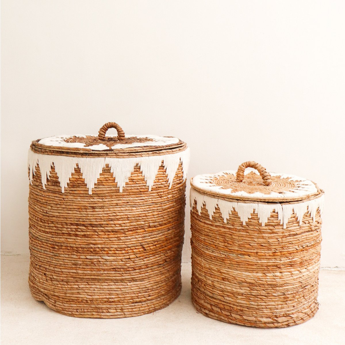 Wasmand met deksel Handgeweven van bananenvezel EMPAT Grote decoratieve mand met witte katoenen macramé (2 maten) Soeji
