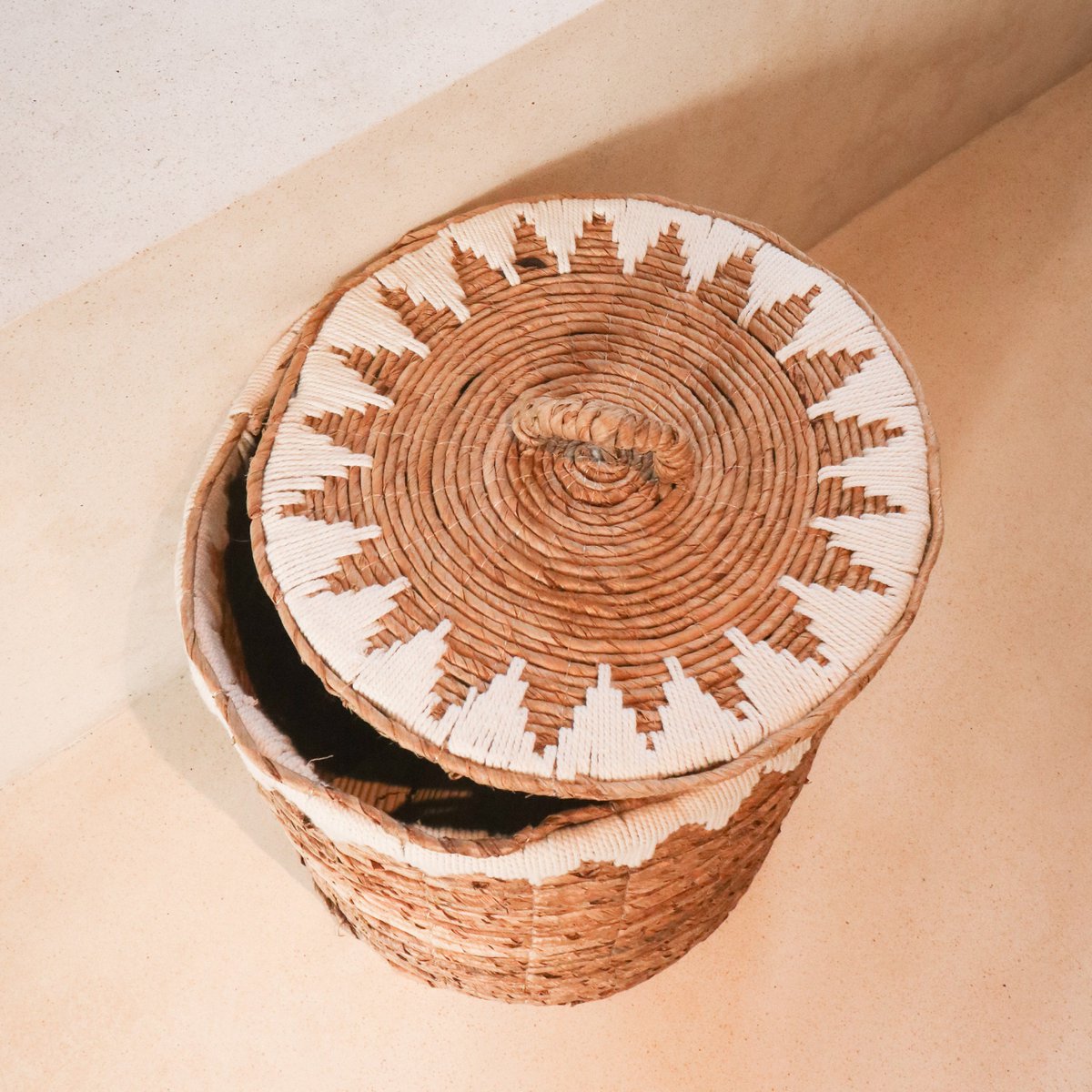 Wasmand met deksel Handgeweven van bananenvezel EMPAT Grote decoratieve mand met witte katoenen macramé (2 maten) Soeji