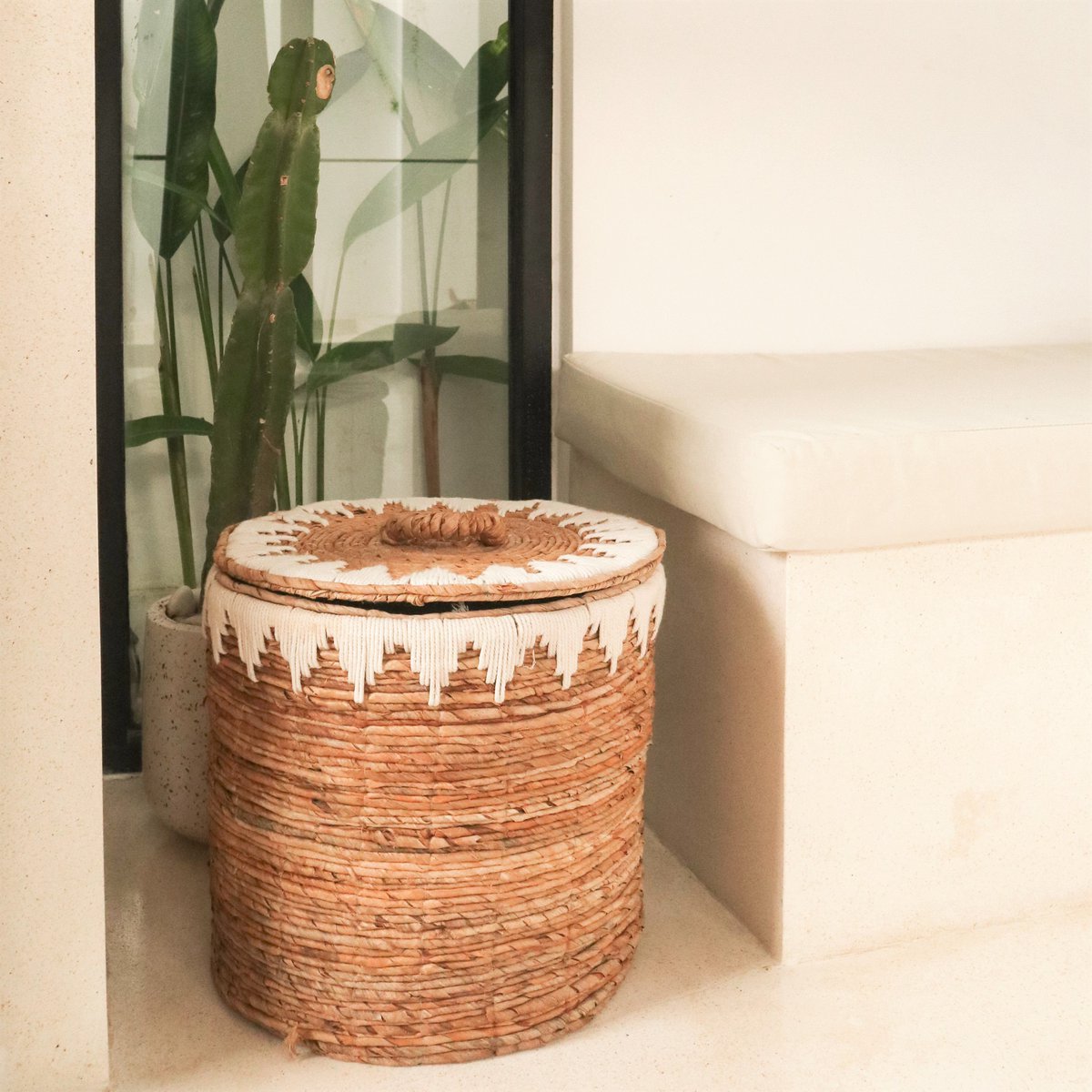 Wasmand met deksel Handgeweven van bananenvezel EMPAT Grote decoratieve mand met witte katoenen macramé (2 maten) Soeji