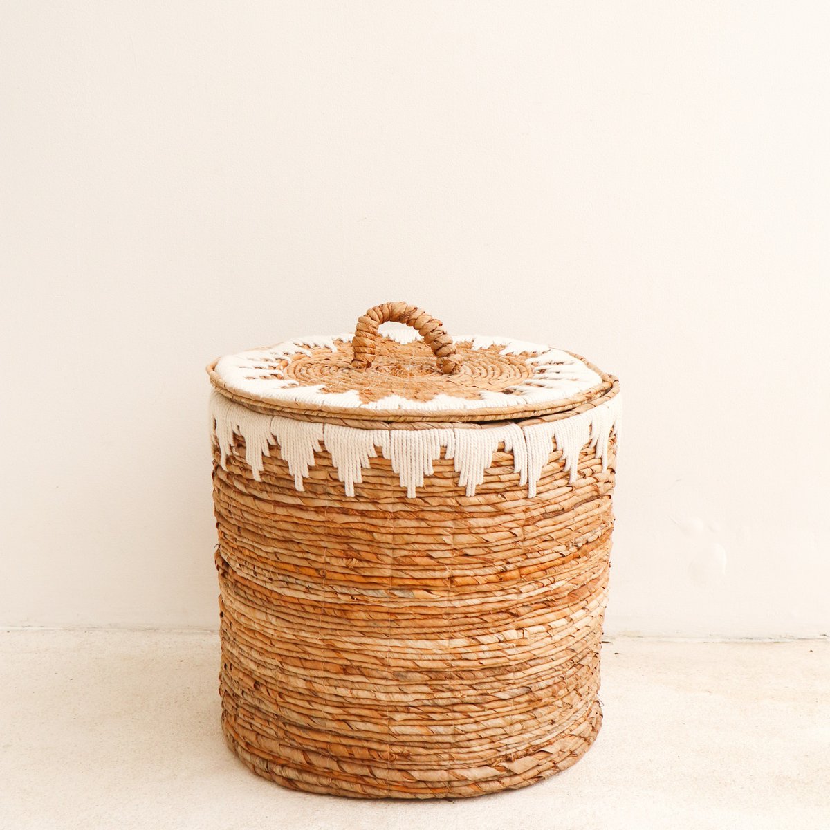 Wasmand met deksel Handgeweven van bananenvezel EMPAT Grote decoratieve mand met witte katoenen macramé (2 maten) Soeji