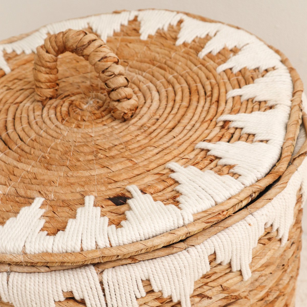 Wasmand met deksel Handgeweven van bananenvezel EMPAT Grote decoratieve mand met witte katoenen macramé (2 maten) Soeji
