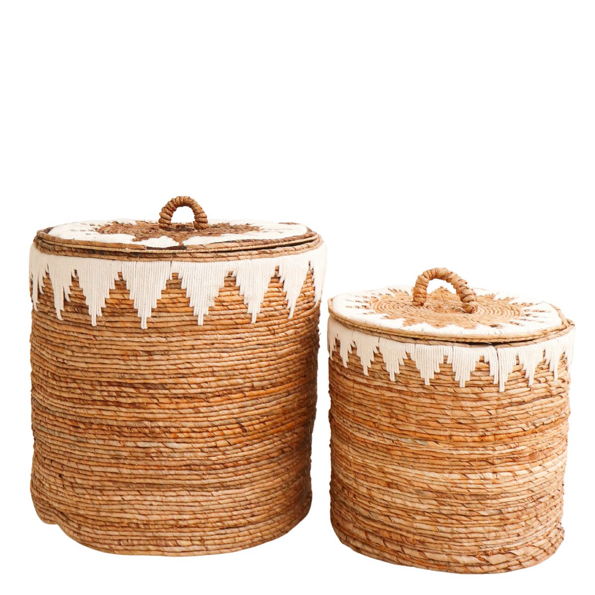 Wasmand met deksel Handgeweven van bananenvezel EMPAT Grote decoratieve mand met witte katoenen macramé (2 maten) Soeji