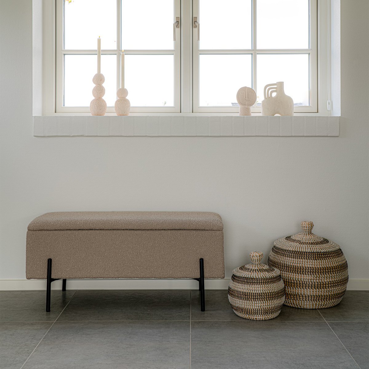 Watford Bench - Bank in bouclé met opbergruimte, beige met zwarte poten, 95x36,5x46 cm, HN1233 House Nordic ApS