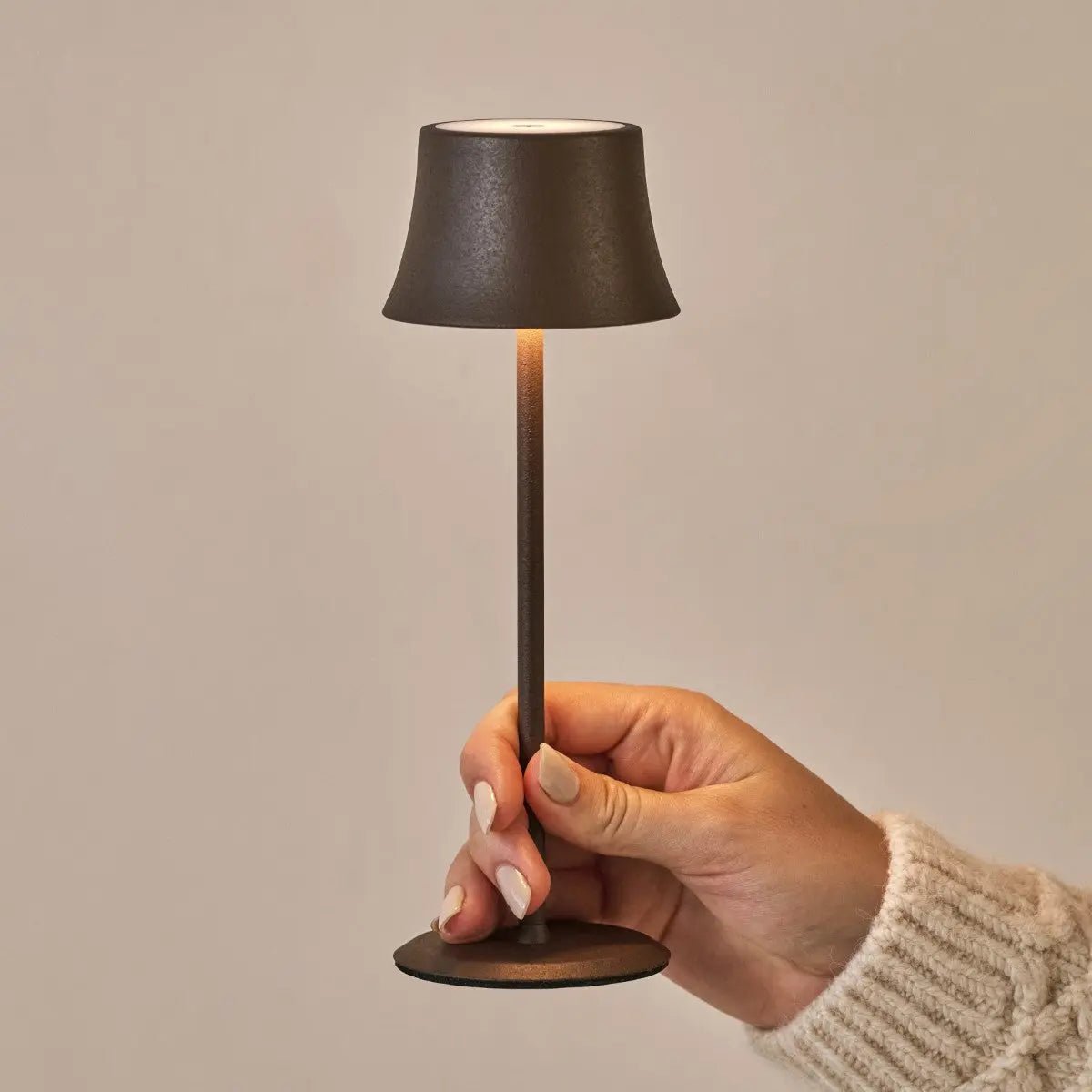 Willy Mini Mocha Brown oplaadbare tafellamp – stijlvol, dimbaar, batterijduur van 60 uur Tavellio - Amsterdam