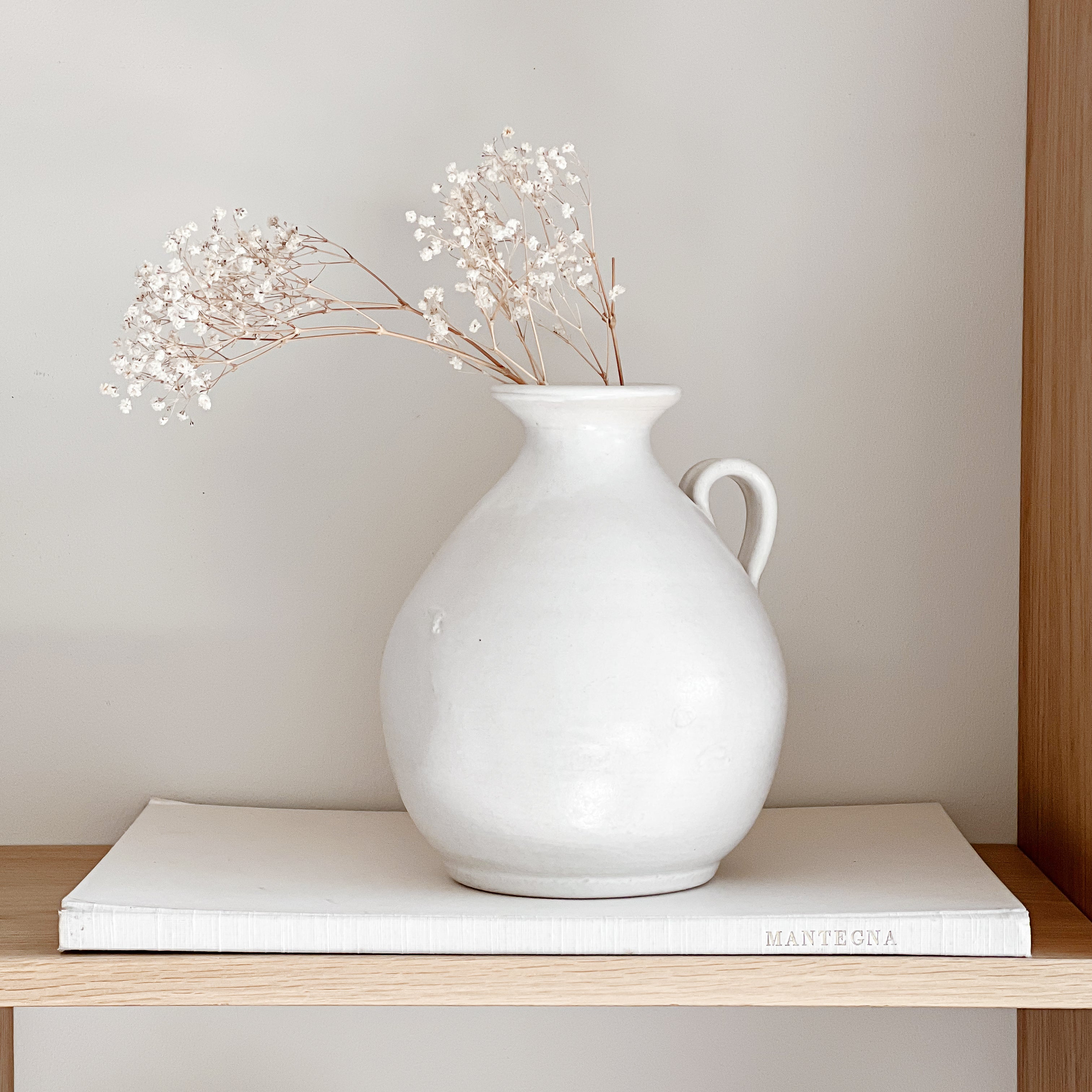 witte aardewerken kruik – handgemaakt – studio pottery vaas Noii HOME