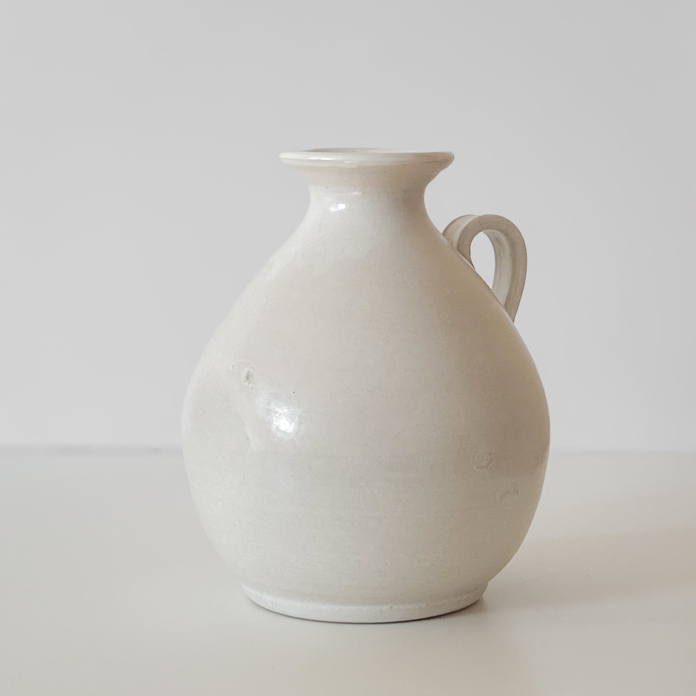 witte aardewerken kruik – handgemaakt – studio pottery vaas Noii HOME