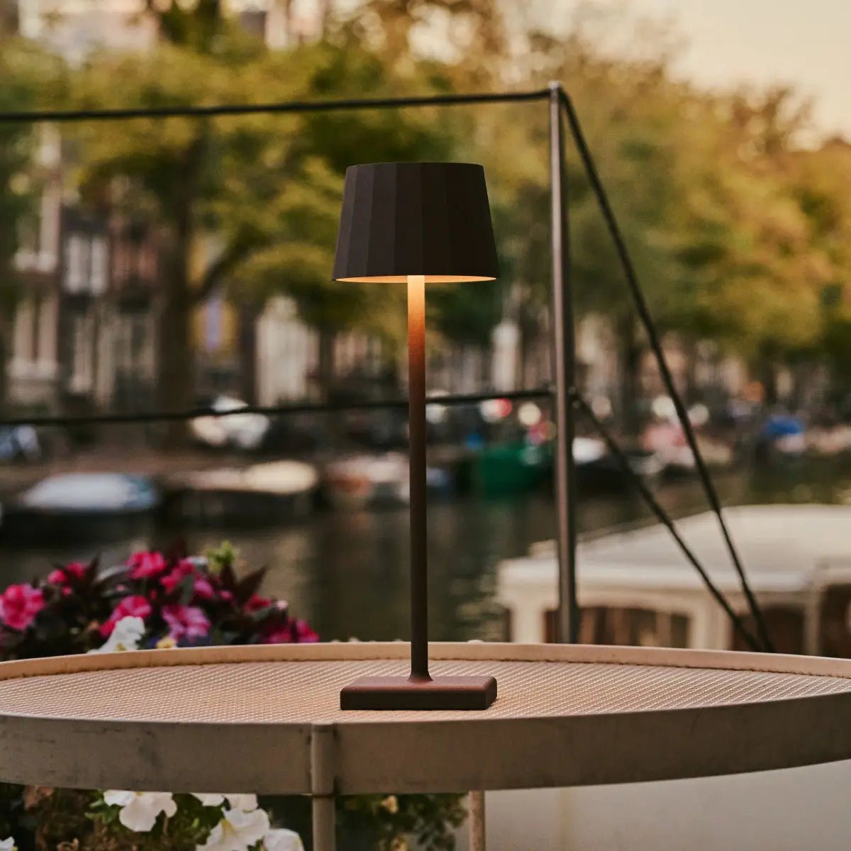 Wouter Mokka Bruin Oplaadbare Tafellamp | Draadloos opladen en batterijduur van 120 uur Tavellio - Amsterdam
