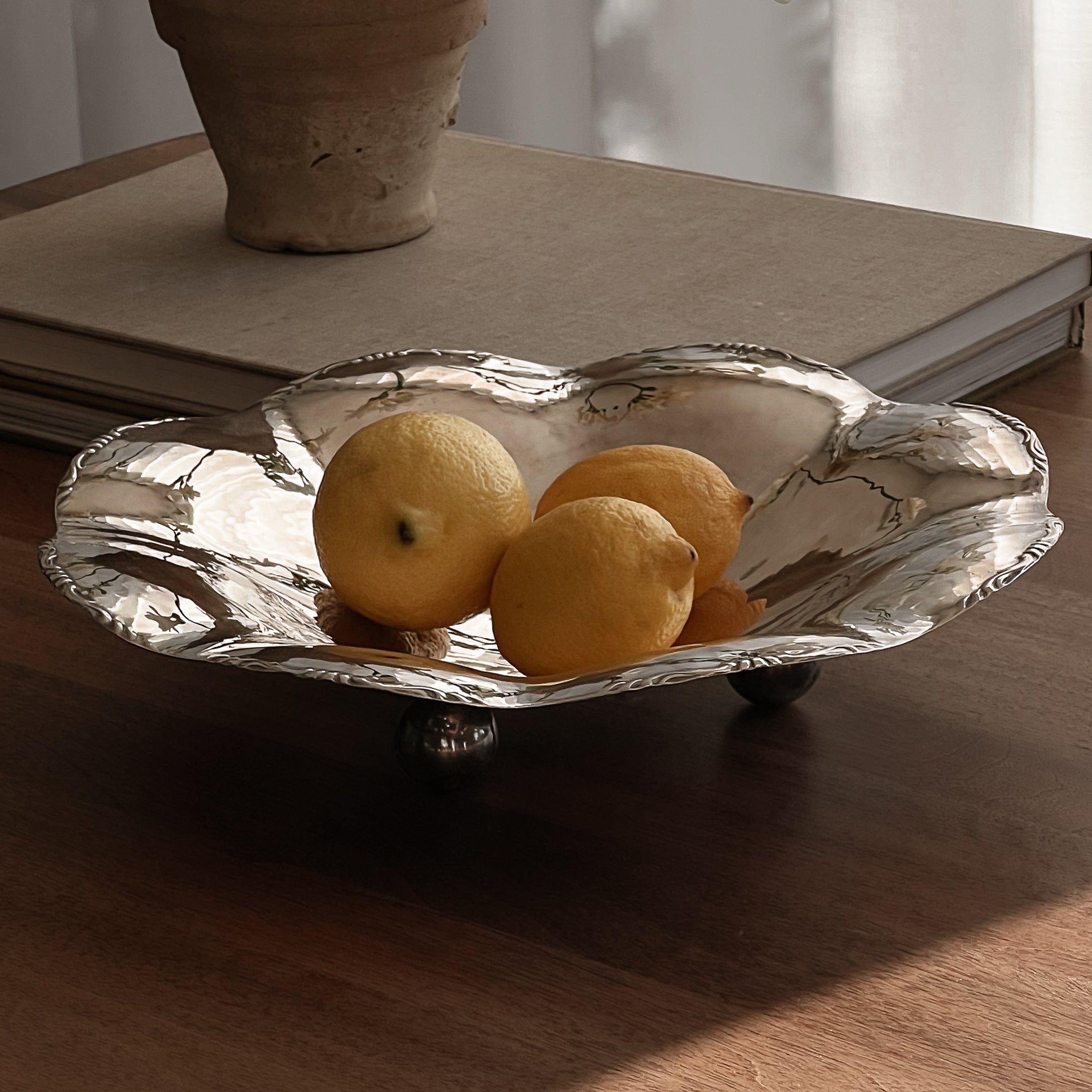 zilverkleurige schaal op pootjes – golvende rand – vintage Noii HOME