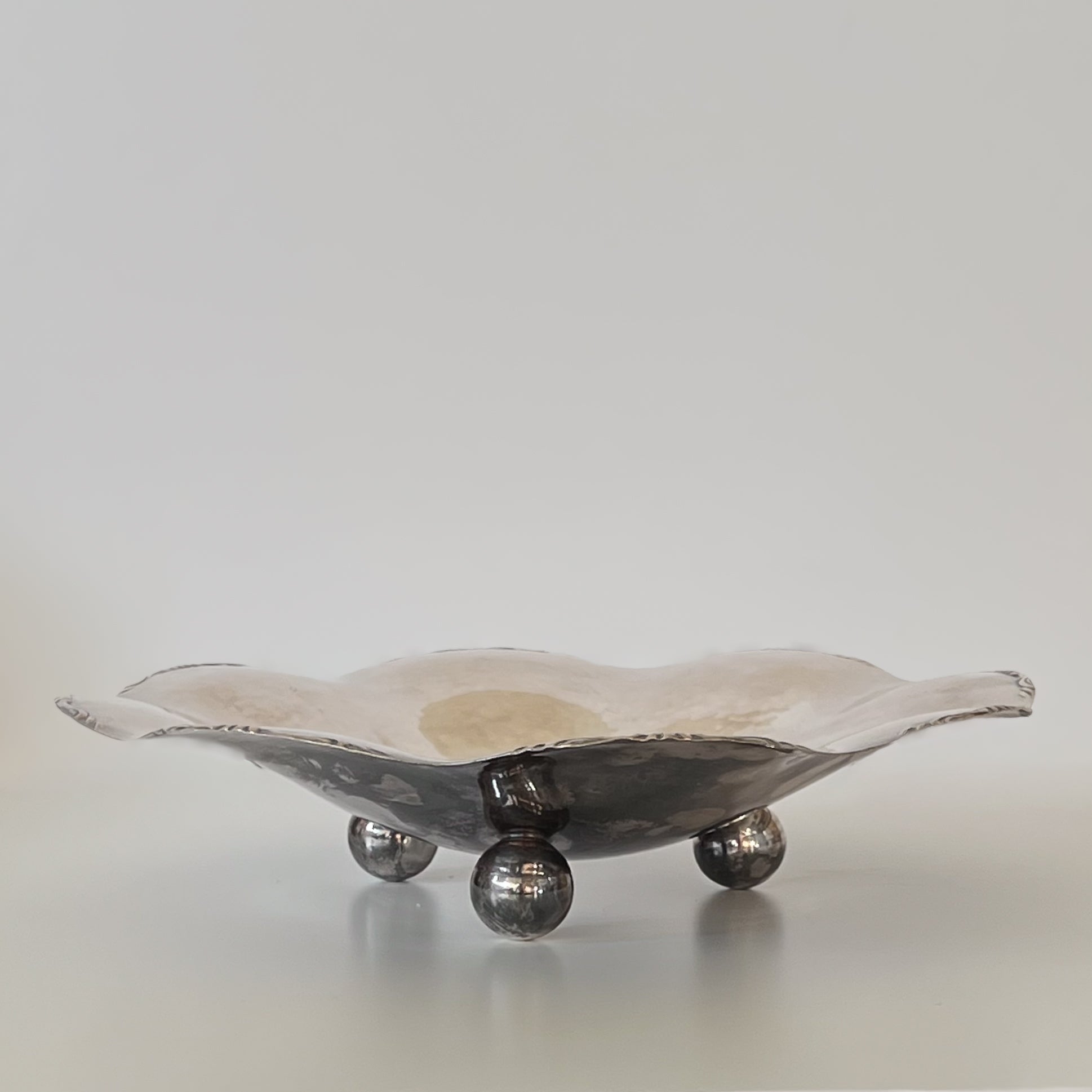 zilverkleurige schaal op pootjes – golvende rand – vintage Noii HOME