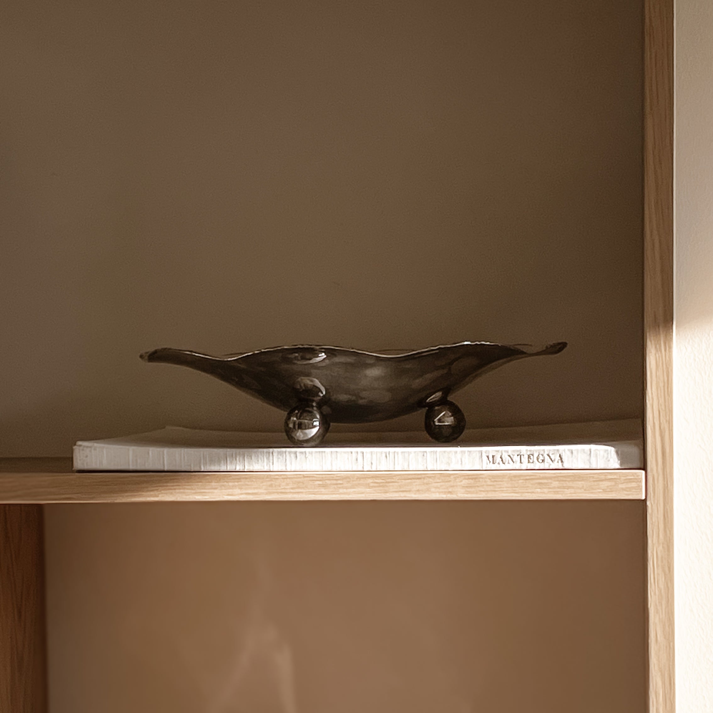 zilverkleurige schaal op pootjes – golvende rand – vintage Noii HOME