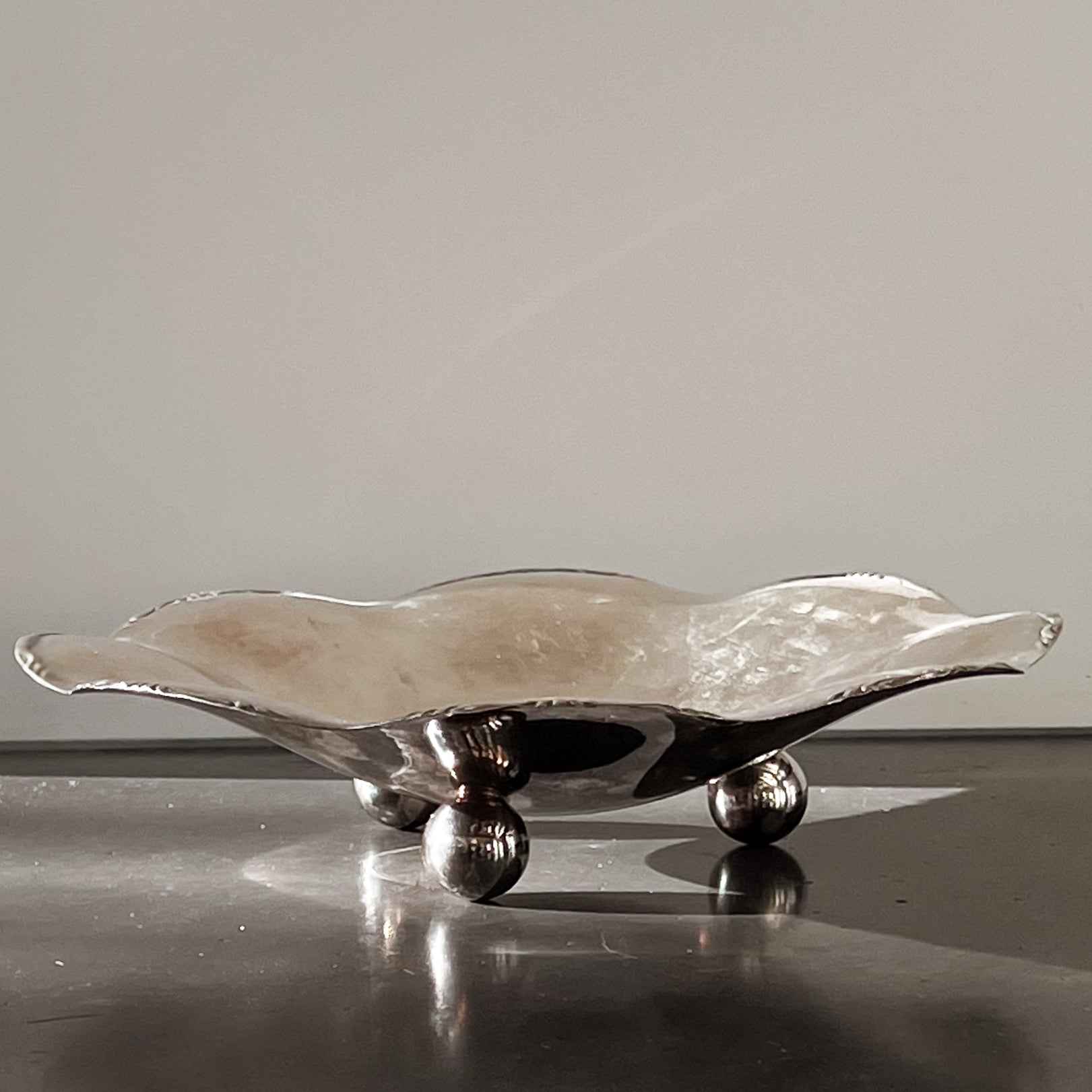 zilverkleurige schaal op pootjes – golvende rand – vintage Noii HOME