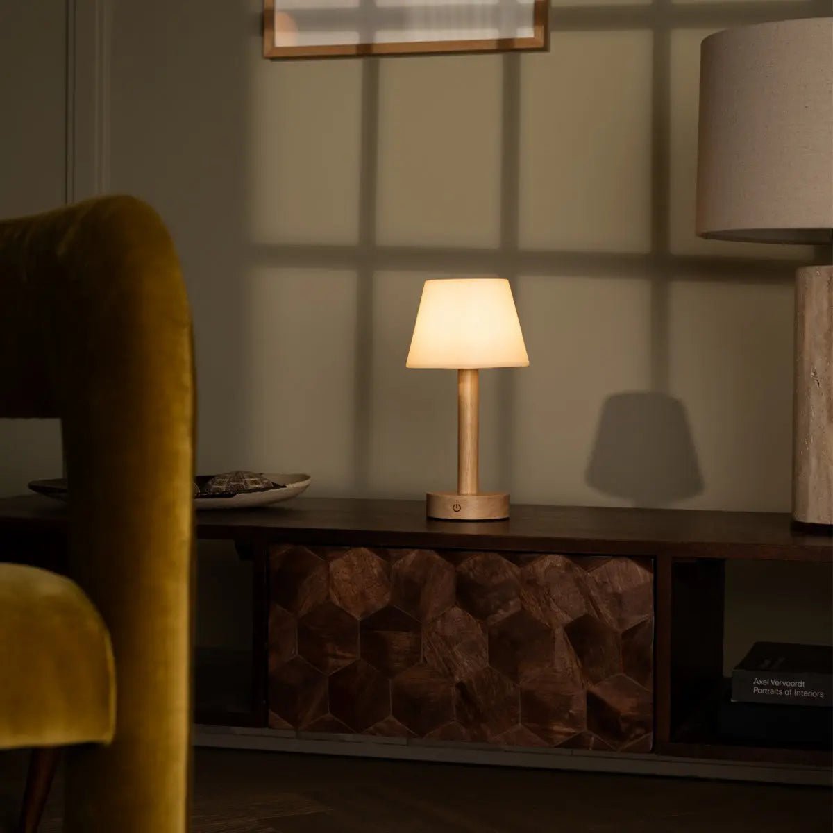 zoë tafellamp – lichtbruin hout – draadloos en dimbaar – 80 uur lichtduur Tavellio - Amsterdam