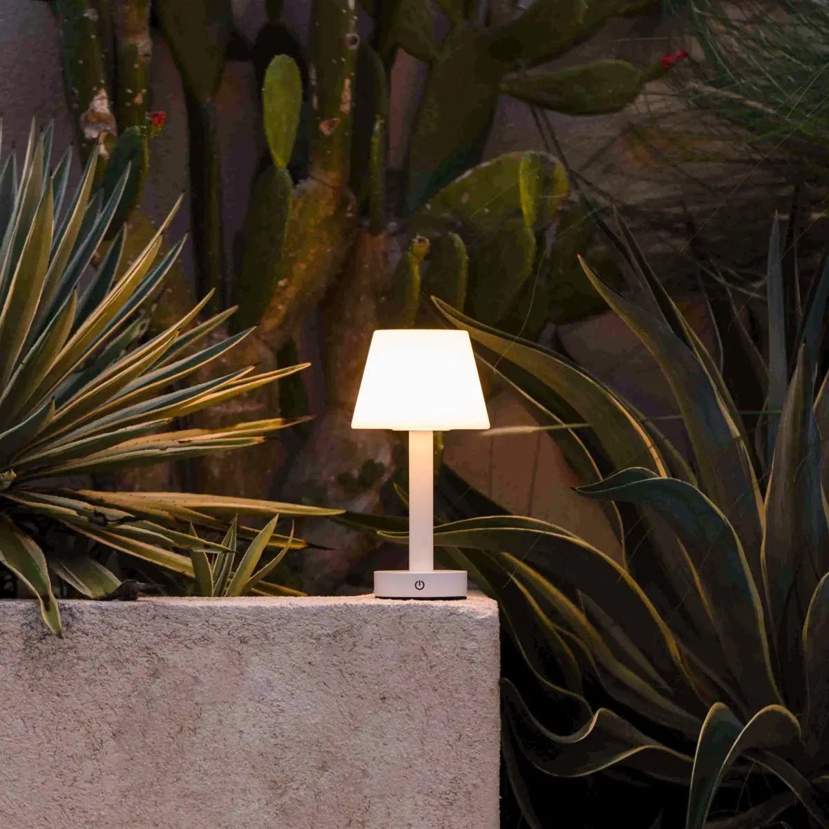 Zoë Witte Houten Oplaadbare Tafellamp | Draadloos, dimbaar, USB-C, batterij met een levensduur van 80 uur Tavellio - Amsterdam