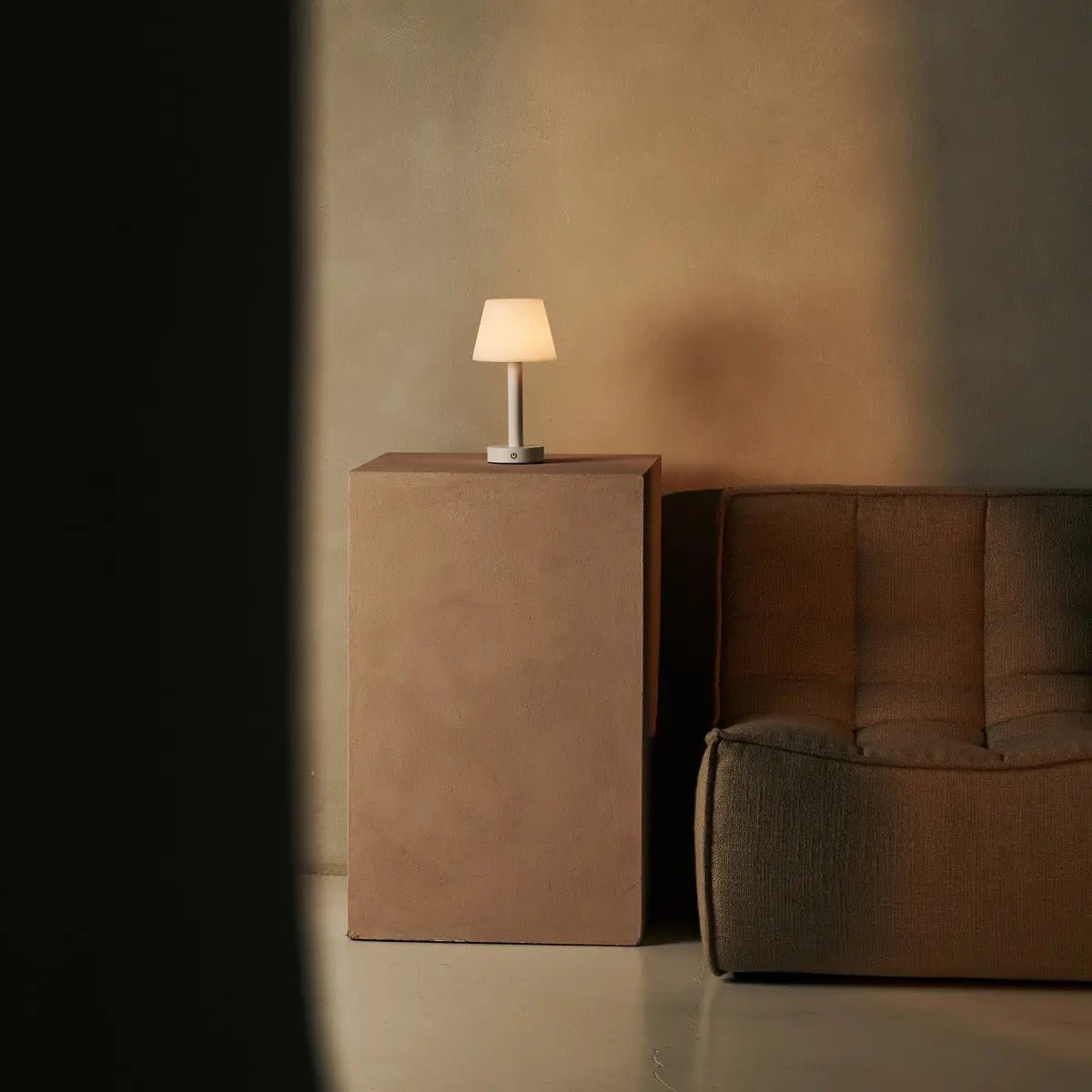 Zoë Witte Houten Oplaadbare Tafellamp | Draadloos, dimbaar, USB-C, batterij met een levensduur van 80 uur Tavellio - Amsterdam