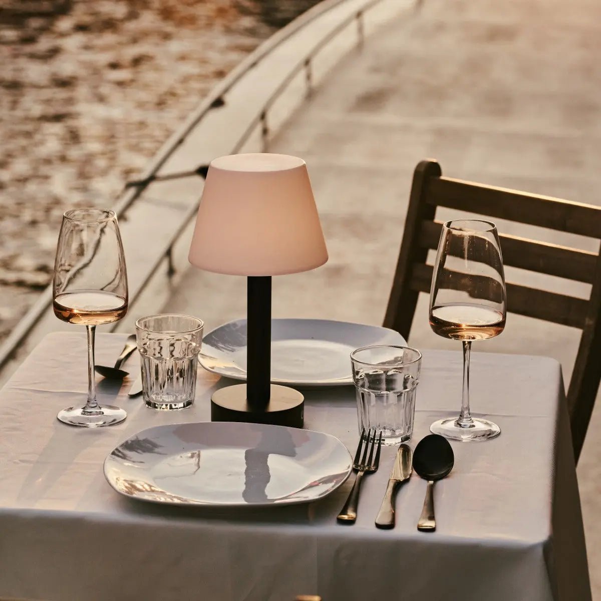 Zoë Zwarte Houten Oplaadbare Tafellamp | Dimbaar en draagbaar | Batterijduur van 80 uur Tavellio - Amsterdam