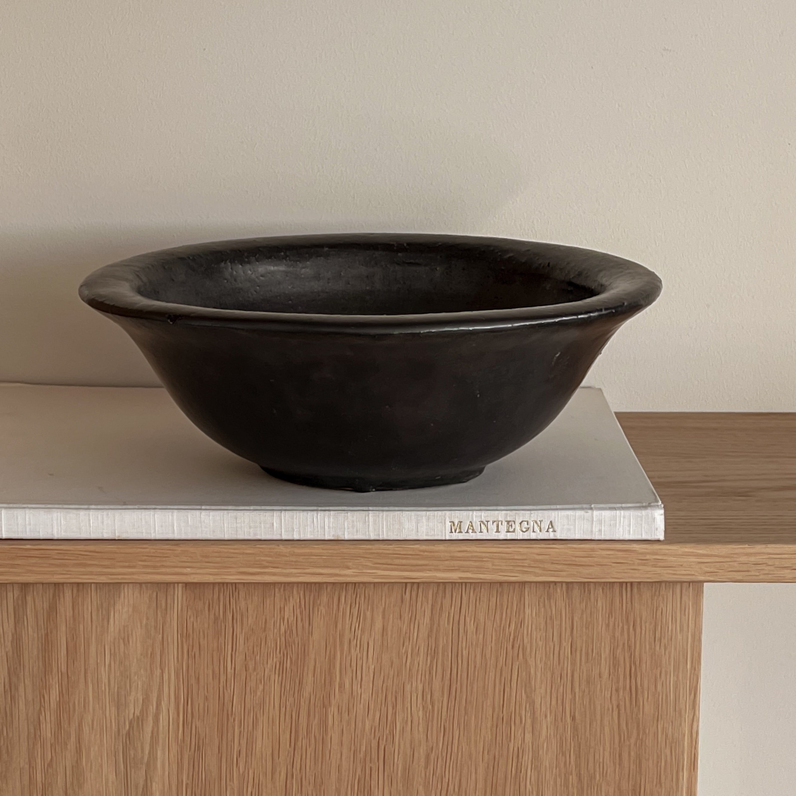 zwarte aardewerken schaal – handgemaakt – pre-loved Noii HOME