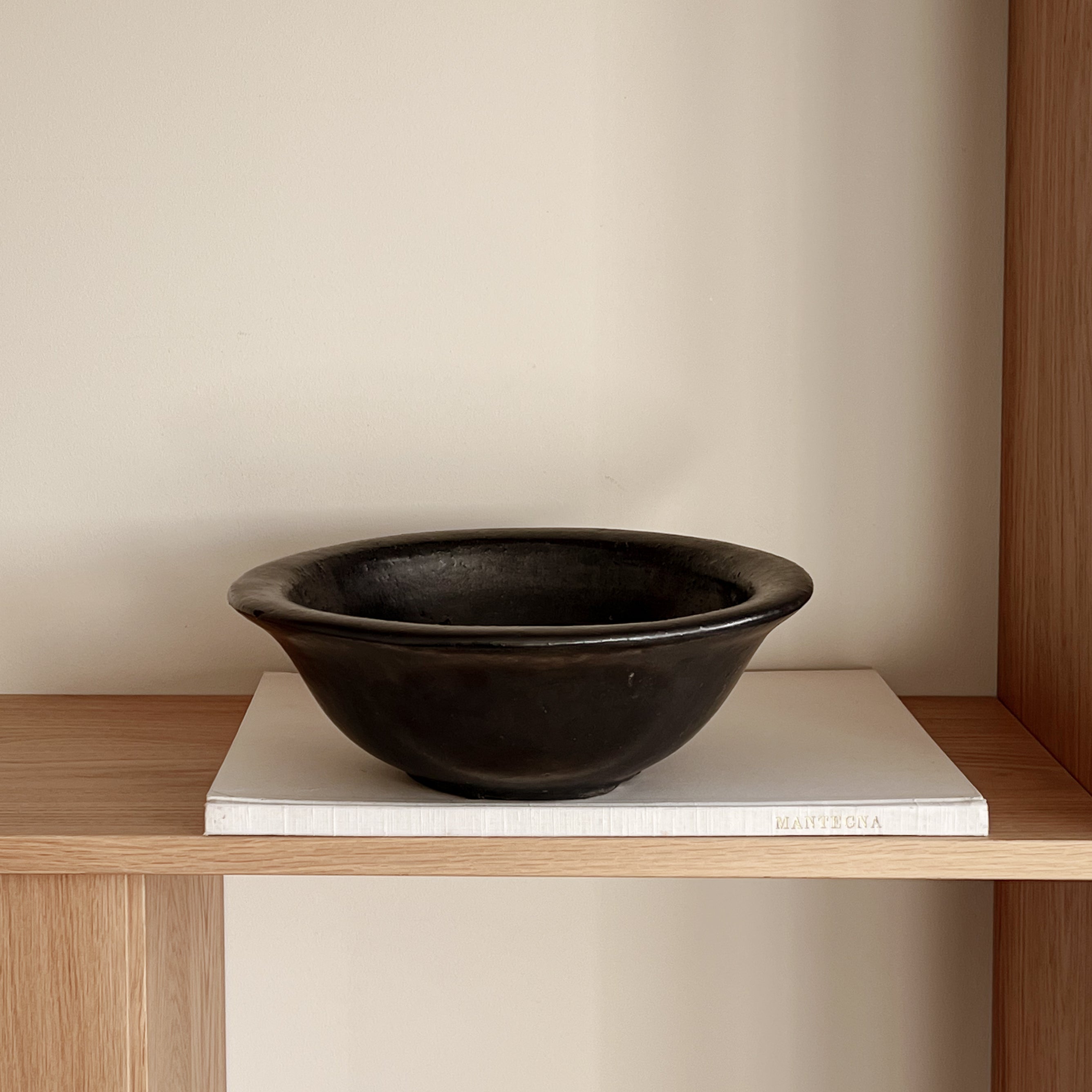 zwarte aardewerken schaal – handgemaakt – pre-loved Noii HOME